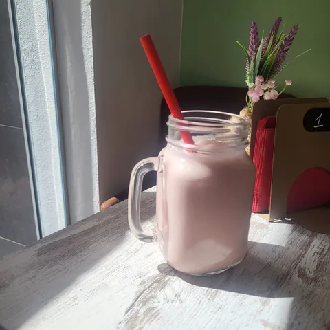 Batido de fresa y leche en jarra de cristal