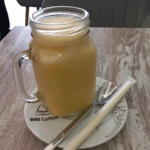 Batido de mango recién hecho en jarra de cristal