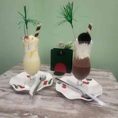 Batidos de helado de vainilla y de chocolate, con nata y barquillo