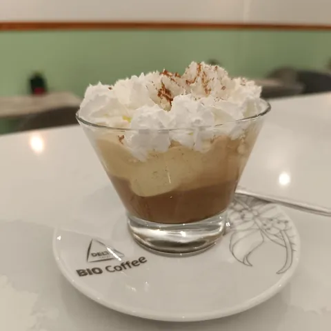 Café con nata montada y canela espolvoreada