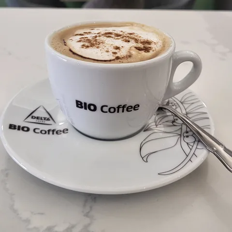 Capuchino con espuma de leche y canela