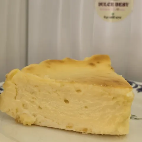 Porción de tarta de queso cremosa