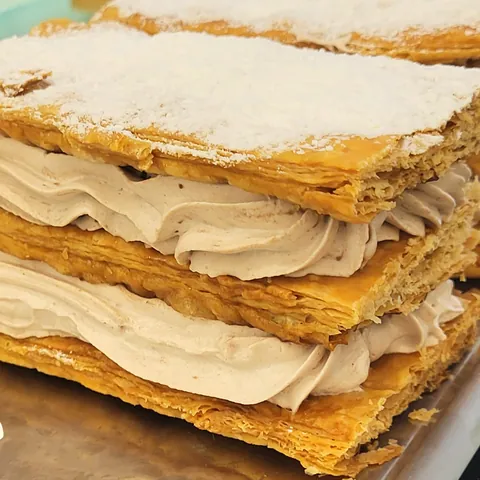 Milhojas de hojaldre con crema y azúcar glas