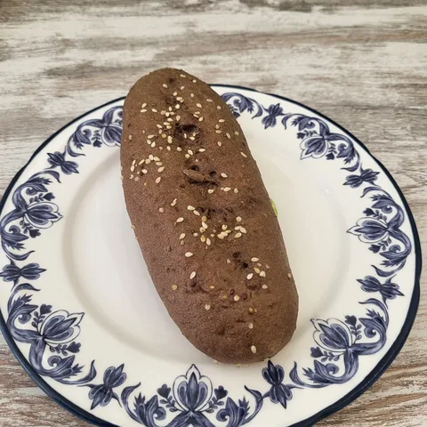 Pan oscuro con sésamo