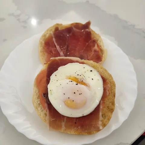Tostada serranita con tomate, jamón serrano y huevo poché